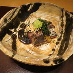 神保町 傳 - 初鰹の炙り  海苔のソースと山葵、白胡麻で  飛び子のアクセント