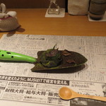 神保町 傳 - スコップの上の苔むしたシュークリーム