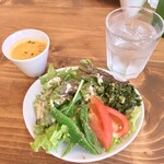 食べごろ野菜キッチン making - ランチのサラダとカボチャスープ。