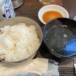 Wagyuu Yakiniku Kankou - ごはん、わかめスープ、タレ