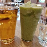 クレソン リバーサイド ストーリー 旧軽井沢 - (2022/10 訪問)フレッシュジュース(りんご)とグリーンスムージー。グリーンスムージーは、ほんのり桃の風味も味わえて凄く美味しい。