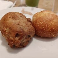 クレソン リバーサイド ストーリー 旧軽井沢 - (2022/10 訪問)パン2種。くるみパンと米粉パン。くるみパンはコクがあり、米粉パンは外側カリッとクラムはもっちりふかふかでした。