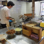 ラーメン専門店 竹の家 - 店内奥から厨房内の眺め