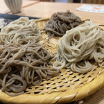 手打ち蕎麦切り 匠 - ざる蕎麦は鬼殻を剥いて挽く