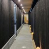 鮨 おび乃 - お店はビルの1階の奥、入口に小さな行灯
