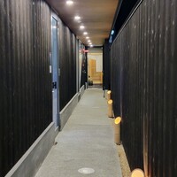 鮨 おび乃 - お店はビルの1階の奥、入口に小さな行灯