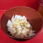 ラーメン二郎 - 玉ねぎには予めカエシをかけておく。