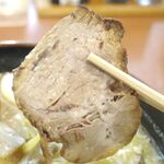 三代目 月見軒 - チャーシューは甘いタレの味が全体に染みた上に、肉肉しいウマさMAX!
