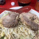 ラーメン二郎 - 豚ちゃんは柔らかく、厚みもしっかり！今、高騰してるのに惜しげもなく！