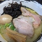 麺屋 よしすけ - 鶏白湯ラーメン。950円
      お値段は少々高めだが具も充実してるし
      何より美味い！