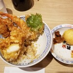 羽田市場食堂 - 落っこちそうなモノを移動。