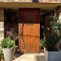 キノシタ - 重厚な店舗外観