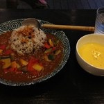 MAMEUSAGI - 薬膳カレー（グリル野菜）とカボチャのスープ