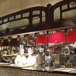 メゾン ポール・ボキューズ - 廊下から見える厨房も