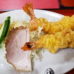中華レストランちゅー - 海老天、サラダと焼豚