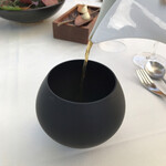 ラ・テラス - コンソメ。注がれた瞬間にめっちゃいい香り。旨味凝縮スープに癒される。