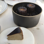 ラ・テラス - 小菓子はトロトロバスクチーズケーキとコーヒー香るカヌレ。