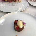 ラ・テラス - デザート。ミルクアイスの下には洋梨とマスカルポーネ。可愛いだけじゃなくめっちゃおいしい〜。