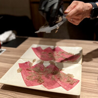 焼肉うしごろ 新宿三丁目店 - 秋トリュフと極上タンの包み焼き