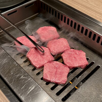 焼肉うしごろ 新宿三丁目店 - 究極の黒タン厚切り