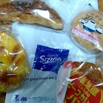 志津屋 - 京カルネは右上のパンです