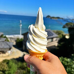 ヤマザキYショップ - 料理写真:海をバックにふじかわ牧場ソフトクリーム300円税込