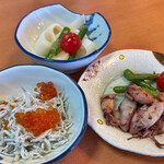 活魚料理 びんび家 - 刺し盛り定食の一品小皿×3人分｡1人ずつ内容が違うのでどれが当たるかは運次第♪