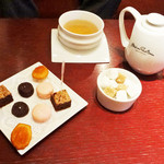 メゾン ポール・ボキューズ - カモミールとプティ・フール