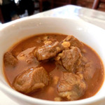 イラン・アラブ料理 アラジン - こちらが家庭料理のゲイメシチューをよそったところ。鶏肉たっぷりです。