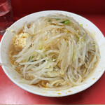ラーメン二郎 - 小豚野菜からめニンニク
