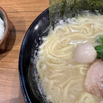 横浜家系ラーメン春吉家 - 左側