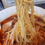 中国四川料理 ドンシュー - 中太縮れ麺に赤いスープが