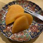 鳥ふぢ - お会計の後で、サービスで出して頂いた甘い柿