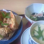 寿司万 - 宿場定食のからあげ、茶碗蒸し、酢の物。赤だしの味噌汁も付きます