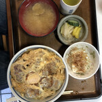 丸はし - 丼の真ん中に更に玉子が有り