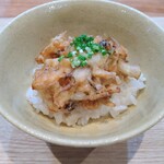 貴ぶ - 途中にかき揚げ丼。鮭ときのこ。