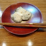 貴ぶ - 黒ぐろとしたわらび餅。