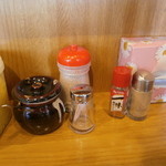 調味料です。壺の中に入っているのはコチュジャンです