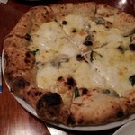 ピッツェリア ダ・アオキ タッポスト - ４種のチーズ。左はハチミツ