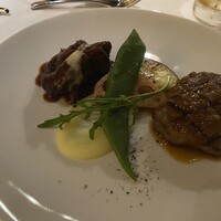 レッドフランマ - 肉料理は博多和牛サーロインのグリルとビーフシチューの２種盛。