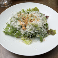 TRATTORIA CREATTA - 11種の葉野菜と3種のナッツサラダ バルサミコドレッシングとバルミジャーノ
