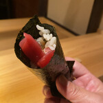 こま田 - 手巻きの鮪　海苔が美味しくシャリの量、鮪の量などのバランスも全て研鑽されています
