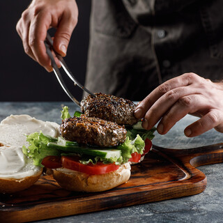 ボリューム満点◎肉々しいパテが絶品のハンバーガーを堪能