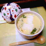 八百彦本店 - 懐石弁当には、温かいまま運ばれてくる茶碗蒸し付き