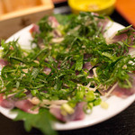 ひと椿 - シコイワシの刺身。たっぷりの紫蘇とネギで。
