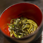 ひと椿 - 最初に茶そばが出ます。食べたあとにおでんのつゆをいれてくださるので、そば湯割ならぬ、おでんつゆ割でいただきます。