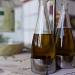 ラ・カパンニーナ - オリーブ瓶も店のアクセント