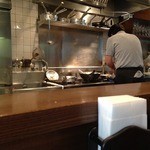 香炉 - カウンターと奥にテーブル席２つくらい？