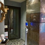 カーヴ - 地下のお店玄関