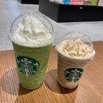 スターバックスコーヒー - 【左】❀『抹茶クリームフラペチーノ』【Venti】(596えん)【税別価格】

【右】❀『コーヒー＆クリームフラペチーノ』【Tall？】(555えん)【税別価格】